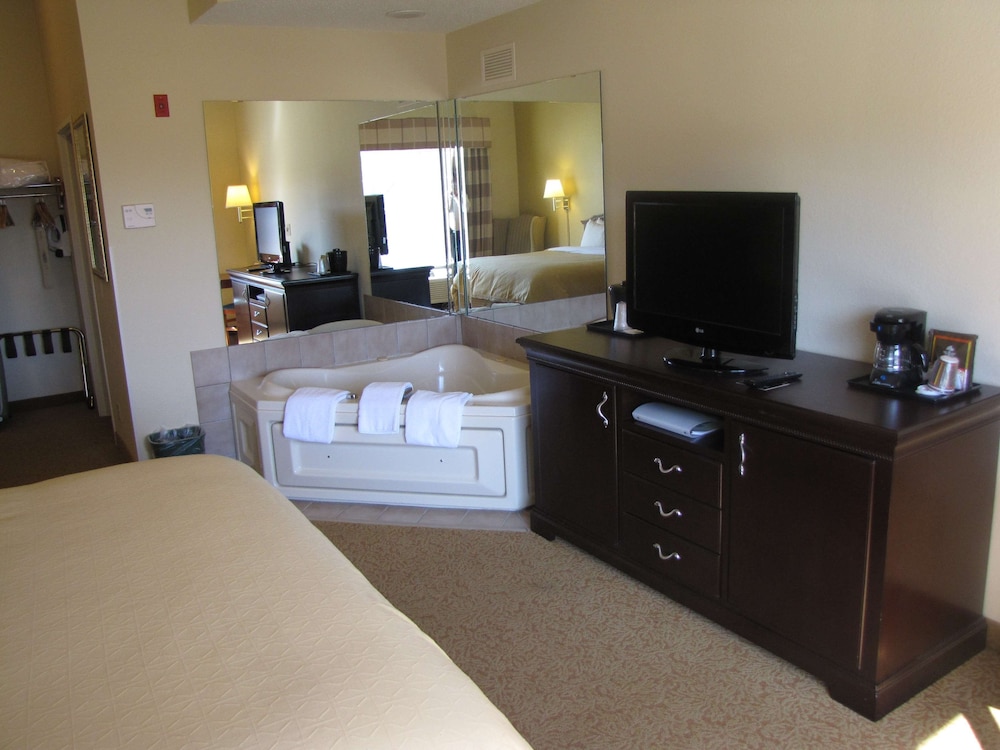 Country Inn & Suites by Radisson, West Bend, WI