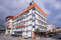 Carlton Star Hotel Отели рядом с достопримечательностью «Площадь Таман Рекриси Сендейн Мерчант»