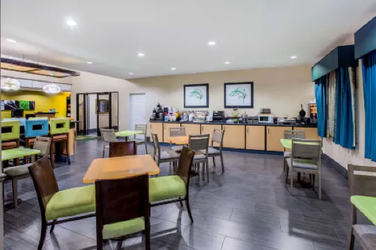 La Quinta Inn & Suites by Wyndham Pasadena