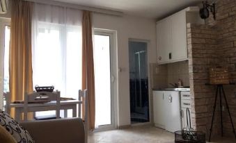 Apartments Flora and Boat Cruising - Housity