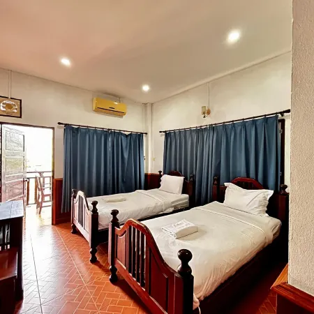 Domon Riverside Hotel Отели рядом с достопримечательностью «Храм Kang»