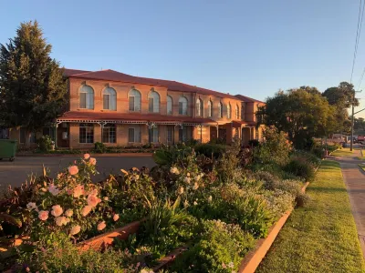 Heritage Motor Inn Goulburn Hotels near Garroorigang Historic Home