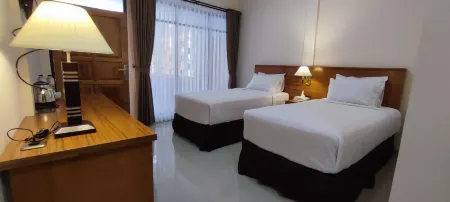 The Priangan Hotel @ Batukaras Отели в г. Cimerak