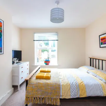 Bradstone Garden Retreat with Own Entrance