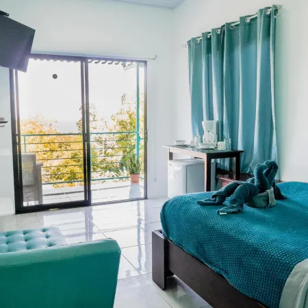 Ocean's Breeze Apartment and Rooms