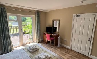 Cadmore Lodge Bed & Breakfast - Housity