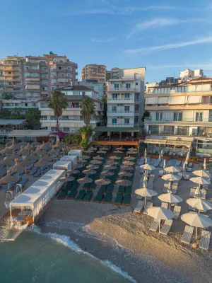 Vila e Bardhe Butique Hotel - موقف سيارات