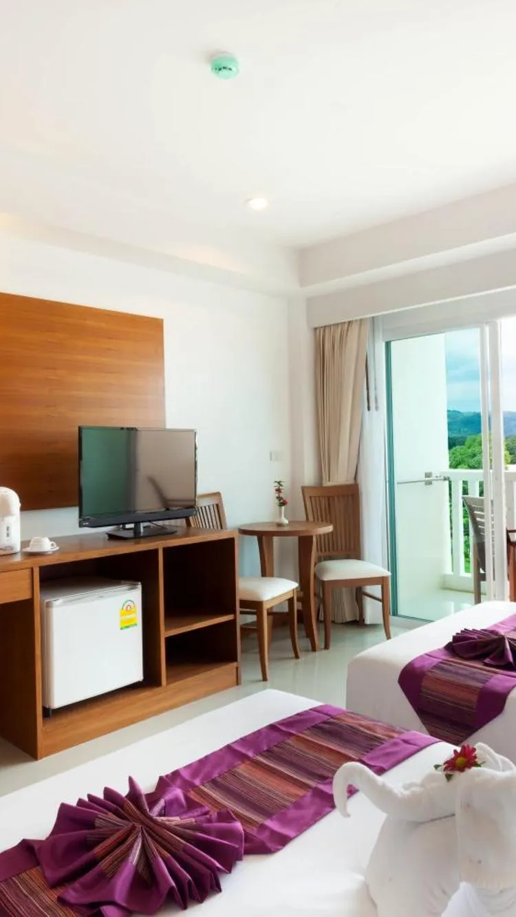 ห้องเตียงใหญ่หรือเตียงแฝดพร้อมวิวทะเลบางส่วน
