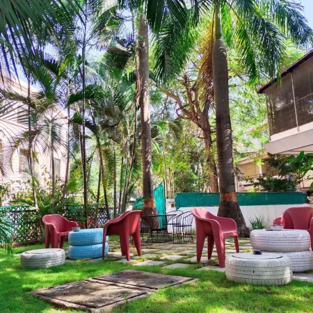 Hostel Lifespace- Twin Bungalow with Pods, Bunks, Private Rooms, CoWork & Cafe
