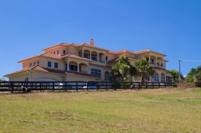 Rua Resort Hotels near Hamilton Zoo