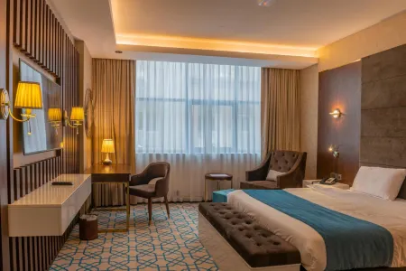 Royal Crown Hotel Отели рядом с достопримечательностью «Qurum Beach»