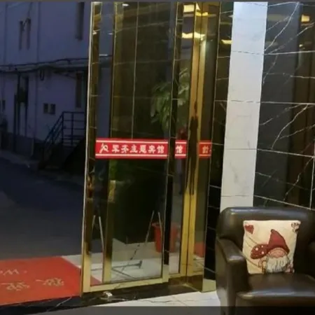Wuhan Junqi Theme Hotel (Hubei Academy of Fine Arts) Отели рядом с достопримечательностью «Большой рынок для общины»