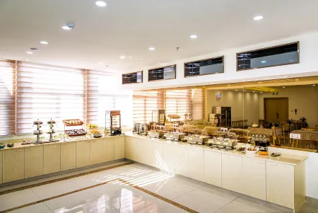 GreenTree Inn Express Hotel (Jingjiang Xinjian Lu Decheng Plaza) Отели рядом с достопримечательностью «Huaide College of Changzhou University (Jingjiang Campus)»