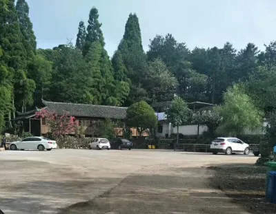 Yunxi Shanshe Hostel Отели рядом с достопримечательностью «Революционный мученик Парк (Юго-Западная Народная больница автономного округа Цзиннин)»