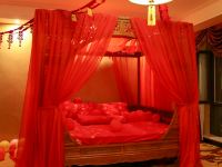 阿勒泰一路阳光主题酒店 - 中式明清红木婚房