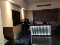 Weitrui E-sports Hotel (Poyang Baolong Plaza)