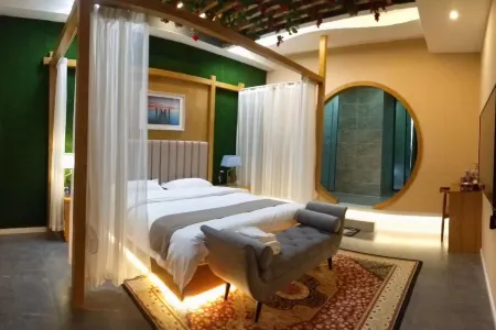 Pingjiang Qihang Theme Hotel