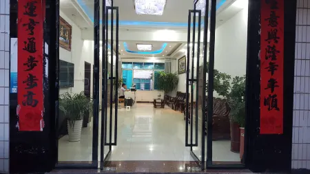 Luodian Xinhe Hotel Отели рядом с достопримечательностью «Moon Bay Health and Wellness Resort»