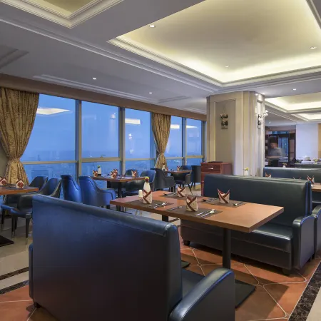 Vienna International Hotel (Zhaoqing Center Lake-view)