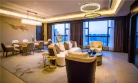 Phoenix New Century Grand Hotel