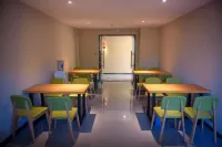 7 Days Premium Hotel (She County Longshan Avenue Beiguan Primary School) - parking
