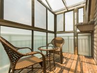 上海迪迪小院精品民宿 - 玻璃房阳台大床房