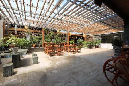 Mount Hua Hongchen Xiake Theme Hotel Отели рядом с достопримечательностью «Tongguan Yellow River Ancient Ferry»