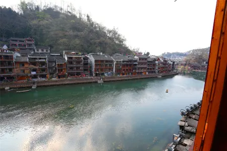 Fenghuang Memory River View Inn - Near Ancient City & River View Balcony