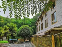 Emei Bamboo Hills Private Hot Spring Hostel Hotel in zona Leiyin Temple