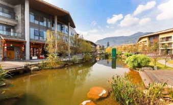 Huajian Guanshanyue Hotel (Emeishan Huangwan Visitor Center)