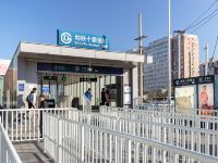 东篱居民宿(北京十里堡地铁站店) - 豪华大床房