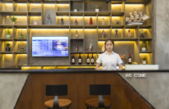 Hengda Film Hotel (High School Branch of No. 4 Middle School, Suoluowan Commercial Street, Haikou)