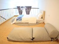 万隆国际公寓(广州香雪地铁站店) - 温馨复式大床房