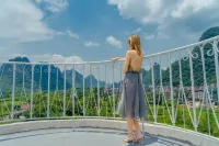 Yangshuo Yulong River Castle - vue sur la montagne