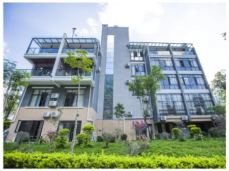 Riverside Select Hotel Отели рядом с достопримечательностью «Nujiang Bridge»