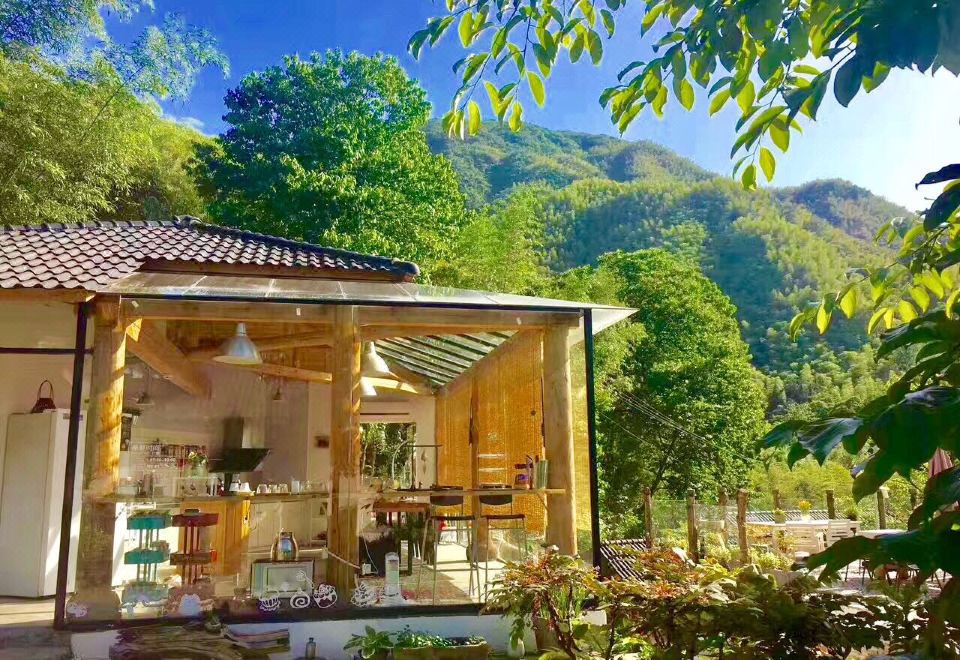 A mountain house with a dining area and a table for ten people at Little Forest Guesthouse