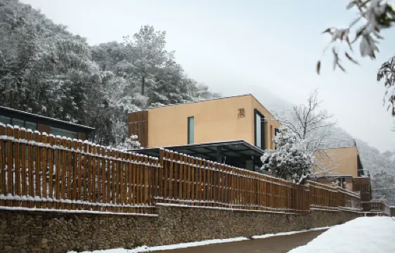 Qianlu Xiangju Hostel Отели рядом с достопримечательностью «Fangyukong Yanjiyou Capsule Bookstore»