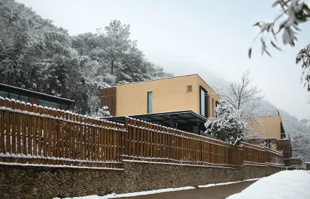 Qianlu Xiangju Hostel Отели рядом с достопримечательностью «Yan Ziling’s Angling Terrace»