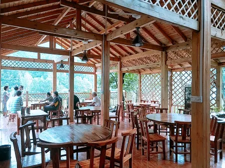 HONGHE Отели рядом с достопримечательностью «Nanshan Bulao Valley Scenic Area»