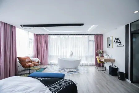 Bright Villa Отели рядом с достопримечательностью «Honghe Nativeland»