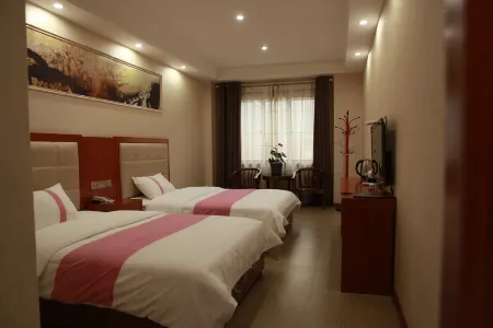 Towo Holiday Hotel (Fengjie International Trade City) Отели рядом с достопримечательностью «FengJieXian RenMin GuangChang ShangYe BuXingJie»