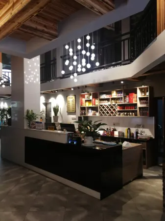 Zhenxiong Mansi Series Hotel Отели рядом с достопримечательностью «Chishuiyuan Square»