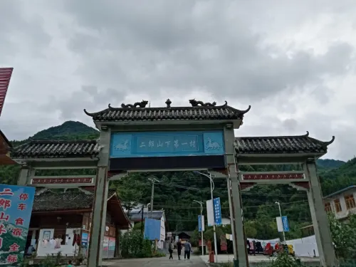 Erlang Mountain Sister Inn - 주차장