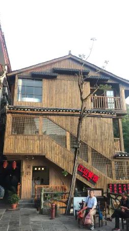 Jianyun Riverview Hostel Отели рядом с достопримечательностью «Xiong Xiling Former Residence»