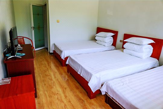 宕昌县官鹅沟国家4a级景区内,这里景色宜人,环境优雅,是住宿停车餐饮