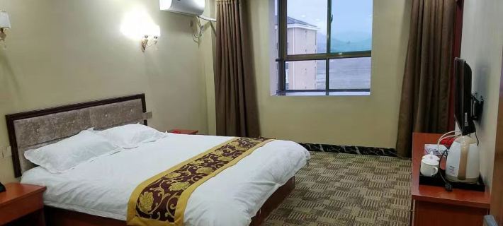 Tuanfeng Golden Glorious KTV Hotel Hotels in Tuanfeng