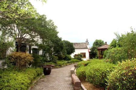 Happy Manor Hotel Отели рядом с достопримечательностью «Lotus Peak»