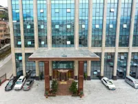 Tianrui Hotel - parking