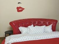 揭阳水晶桔子主题公寓 - 情侣圆床房