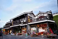 Xijiang Bieyuan Guanlanju (Qianhu Miaozhai West Gate Tourist Service Center Branch)